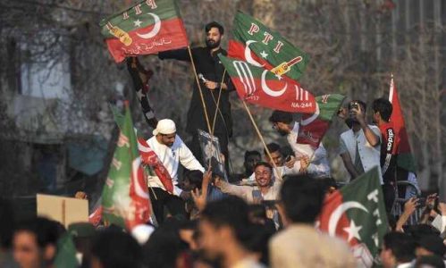 اعتراضات حامیان عمران خان به تقلب در انتخابات/ پاسخ پلیس با شلیک گاز اشک آور
