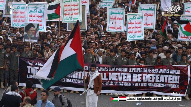 تصاویر رییس جمهور شهید ایران در تجمع میلیونی مردم یمن برای حمایت از فلسطین