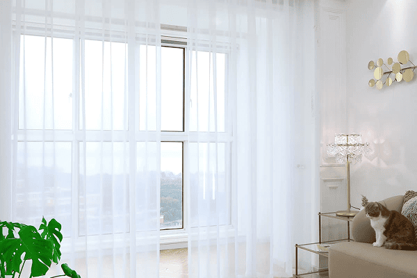 ۱. پرده‌های ساده و کاربردی باز هم محبوب هستند